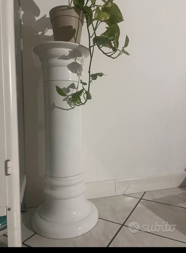 Colonna porta vaso bianca